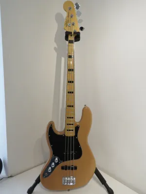Left-Handed Squier Jazz Bass Classic Vibe 70's in Natural