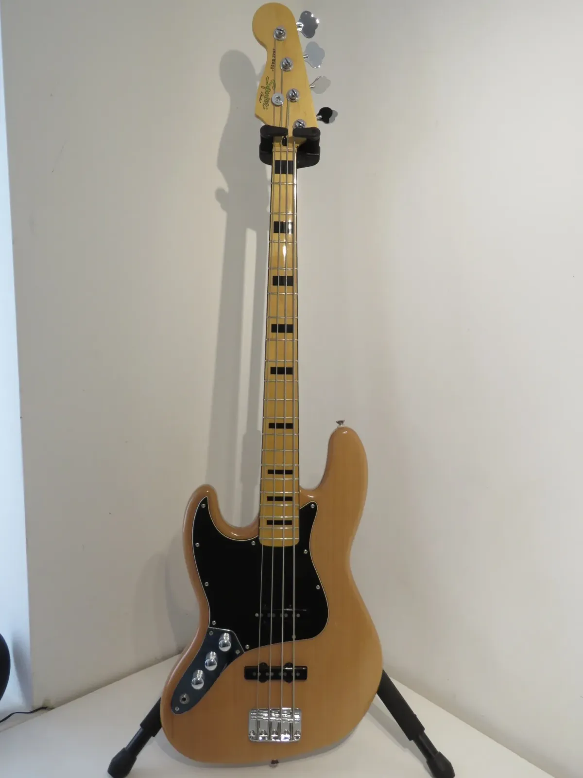 Left-Handed Squier Jazz Bass Classic Vibe 70's in Natural