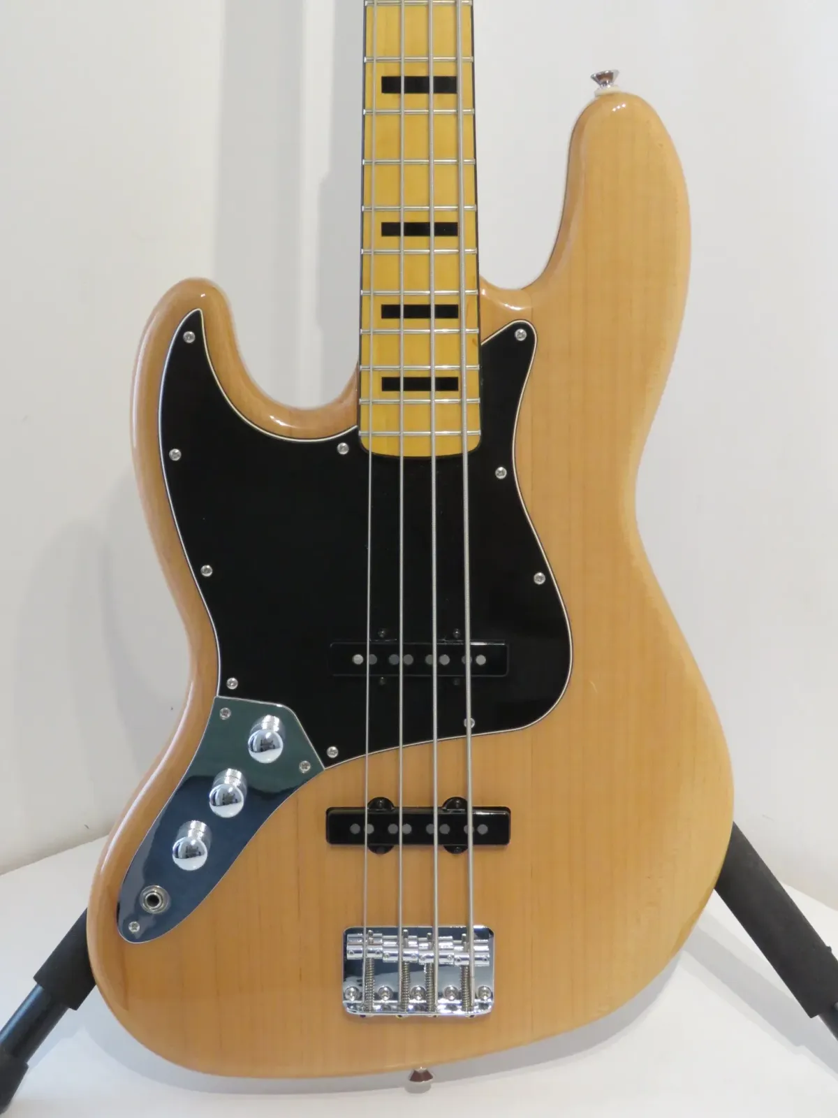 Left-Handed Squier Jazz Bass Classic Vibe 70's in Natural