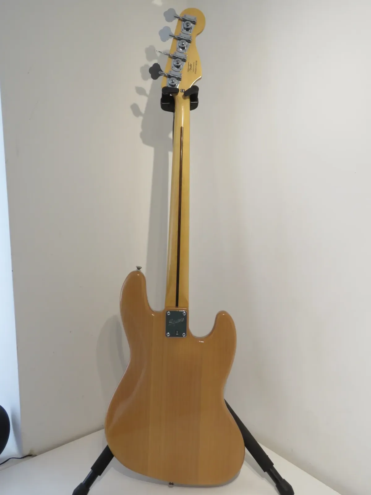 Left-Handed Squier Jazz Bass Classic Vibe 70's in Natural