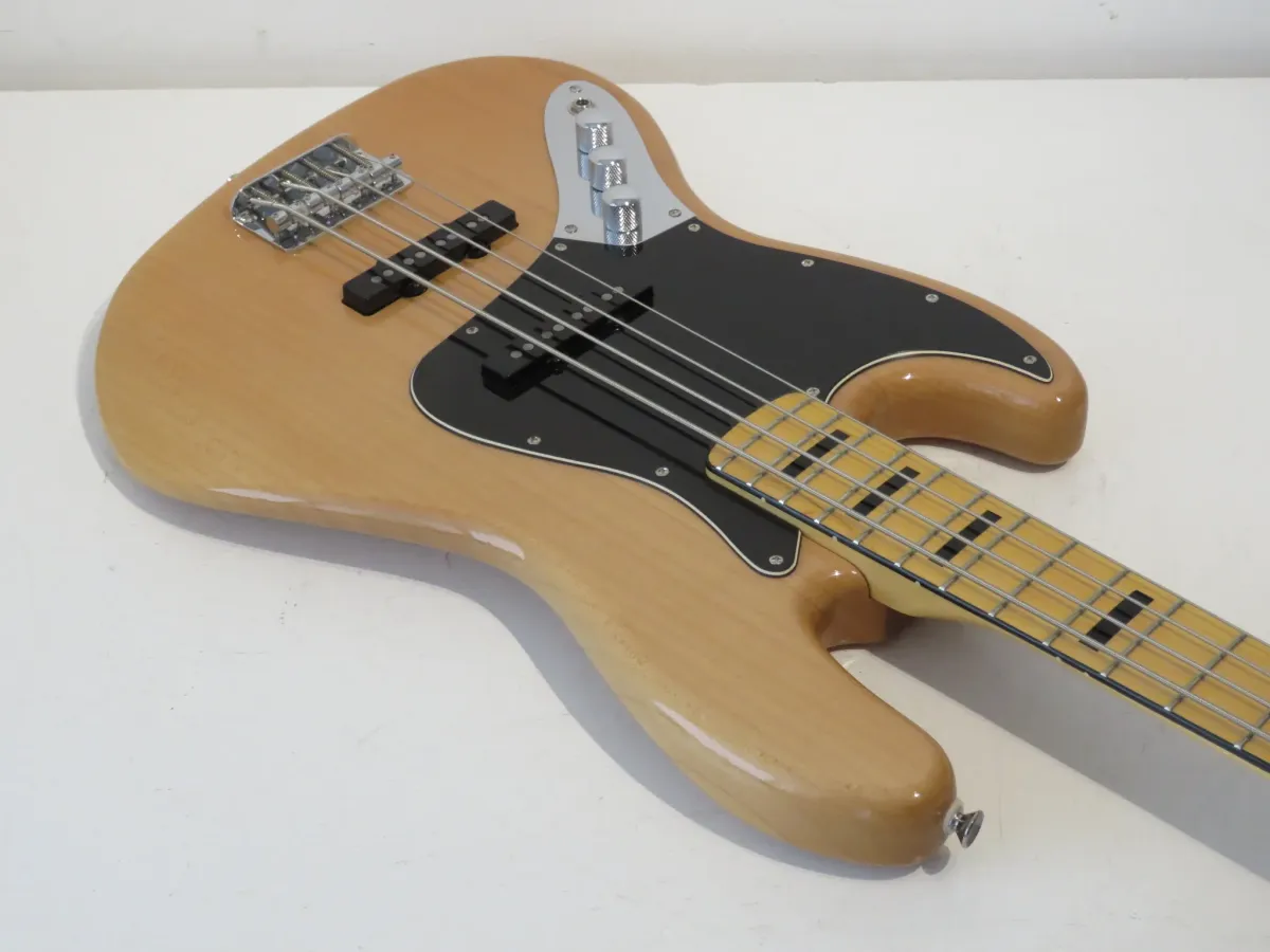 Left-Handed Squier Jazz Bass Classic Vibe 70's in Natural