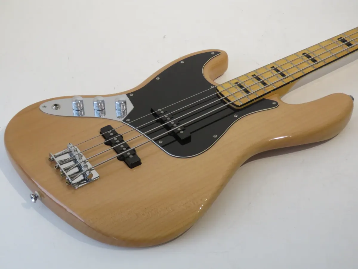 Left-Handed Squier Jazz Bass Classic Vibe 70's in Natural