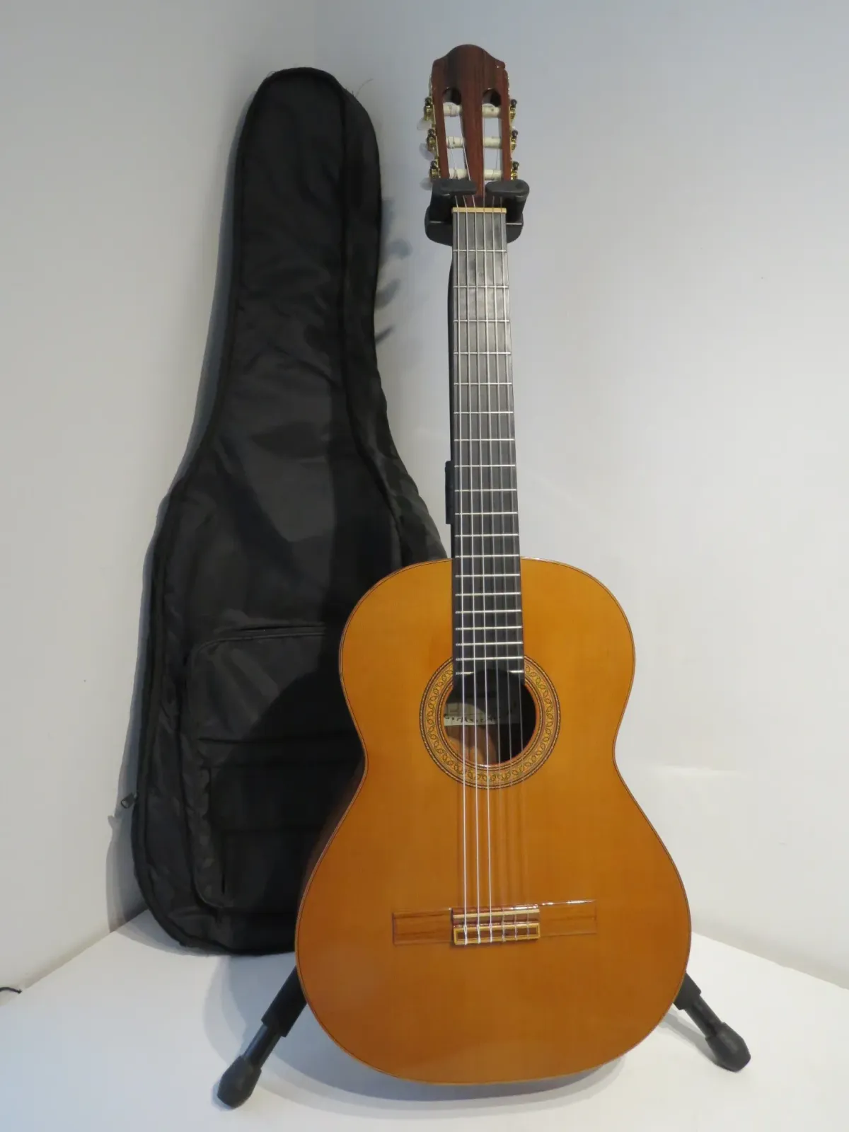 Raimundo Model 130 Classical Acoustic Guitar with Gig Bag