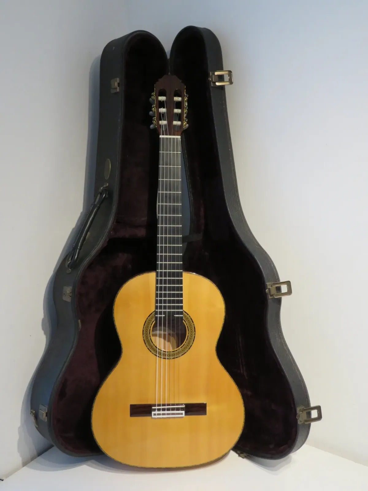 00 Amalio Burguet 2-F Flamenco Guitar with Hard case – Superb