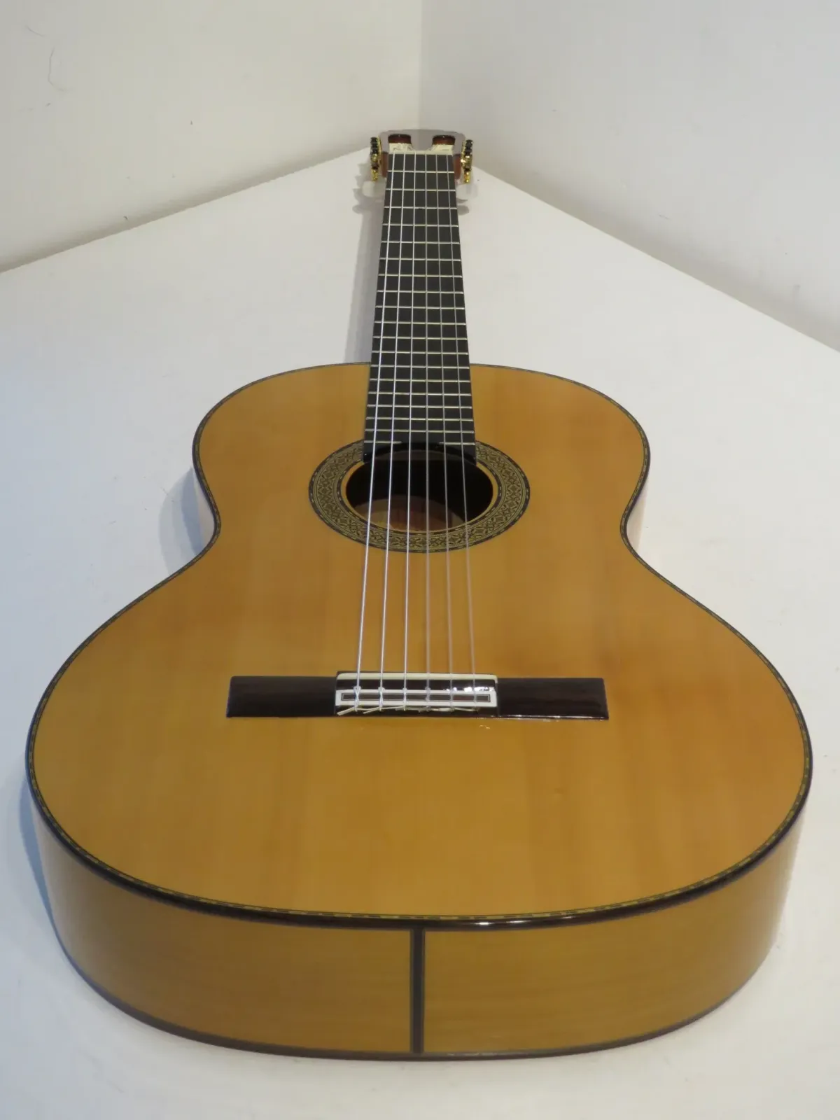 00 Amalio Burguet 2-F Flamenco Guitar with Hard case – Superb