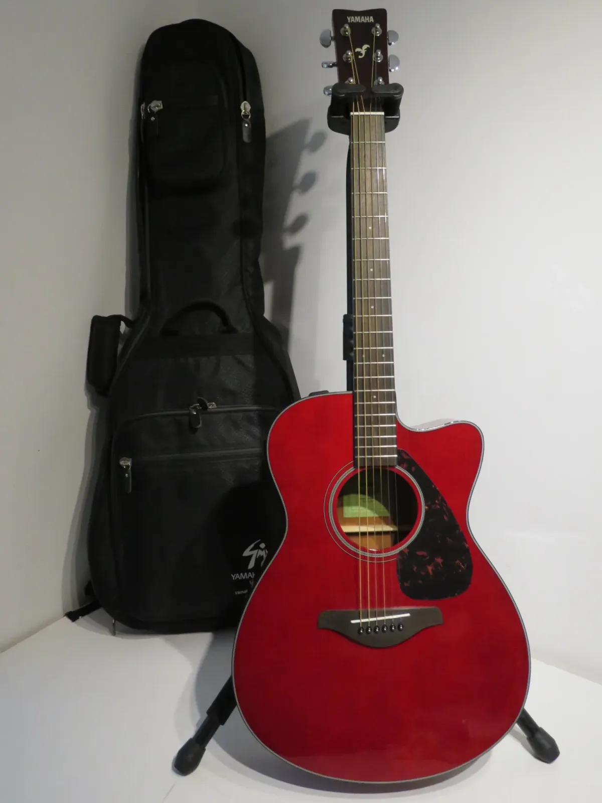 Yamaha FSX-800C Concert Cutaway Electro Acoustic Guitar with Padded Gig Bag