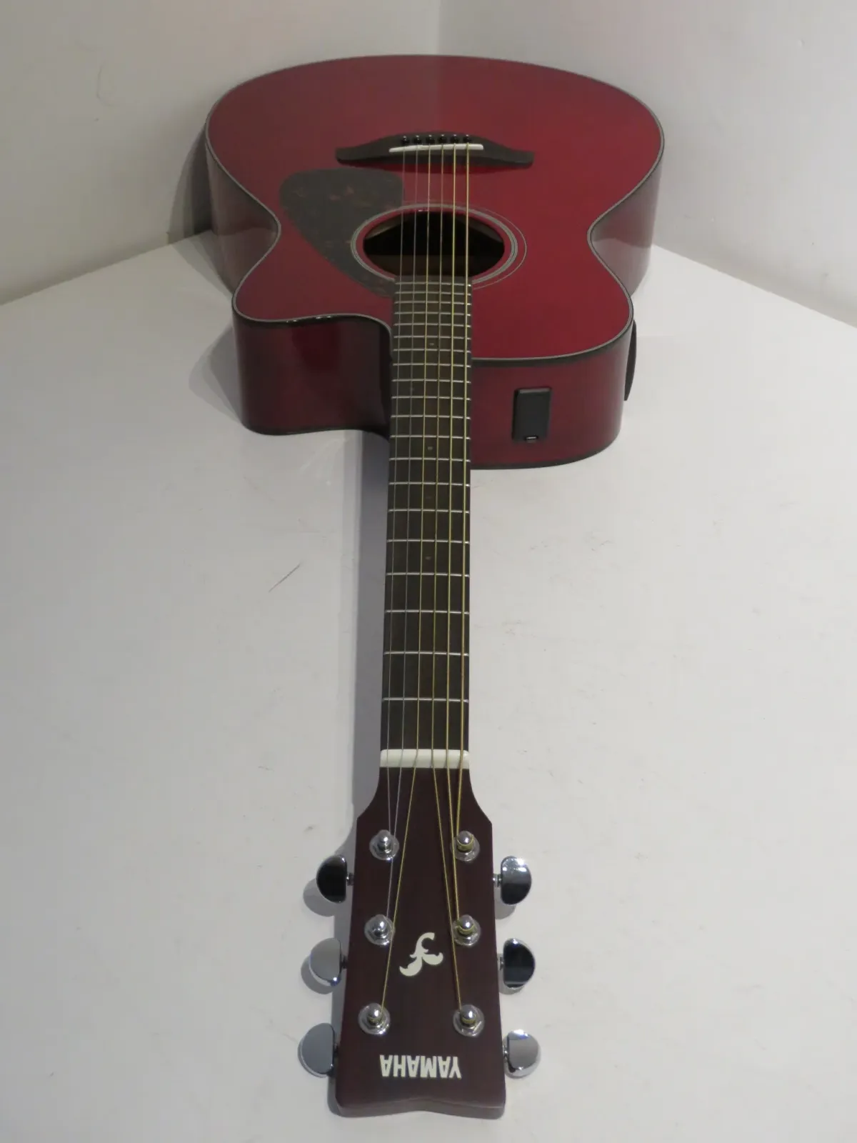 Yamaha FSX-800C Concert Cutaway Electro Acoustic Guitar with Padded Gig Bag